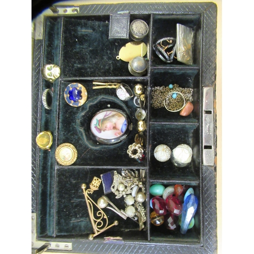 267 - Costume jewellery and other items of personal ornament: to include brooches, buttons and necklaces, ... 