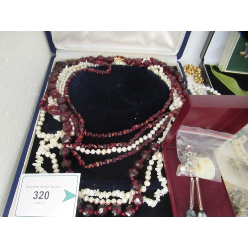 320 - Costume jewellery and loose gem stones: to include rings; and necklaces  