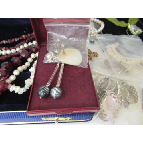 320 - Costume jewellery and loose gem stones: to include rings; and necklaces  