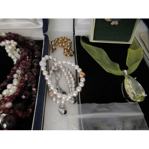 320 - Costume jewellery and loose gem stones: to include rings; and necklaces  