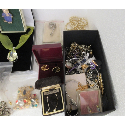 320 - Costume jewellery and loose gem stones: to include rings; and necklaces  