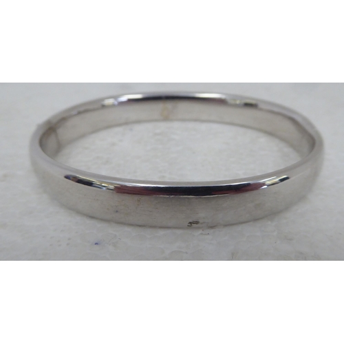 104 - An 18ct white gold and diamonds set bangle&nbsp;