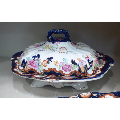 106 - A late Victorian Ridgway china Simlay pattern dinner service