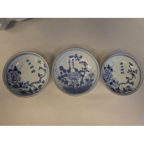 119 - Nine items of 20thC Chinese porcelain: to include a bowl, decorated in blue and white with a footed ... 