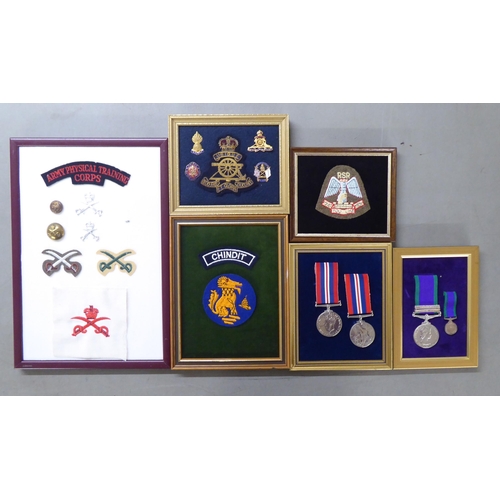 123 - Miscellaneous British regimental badges, uniform titles and associated insignia, some copies, all fr... 