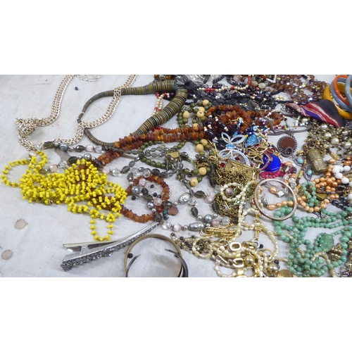 187 - Costume jewellery: to include amber coloured and other bead necklaces 