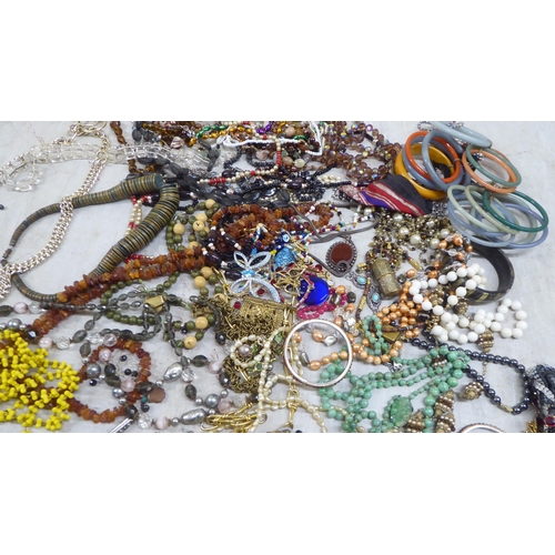 187 - Costume jewellery: to include amber coloured and other bead necklaces 