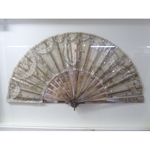 198 - A fan embroidered with stars and sequins, on a mother-of-pearl effect handle  8