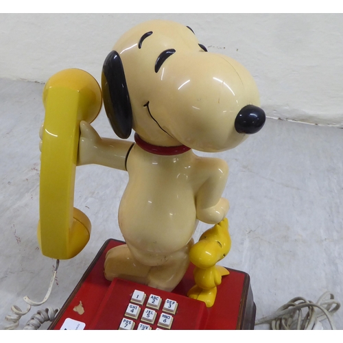 236 - A novelty plastic landline telephone 'Snoopy'  12