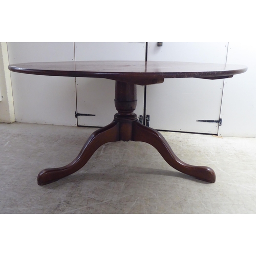 252 - A modern oak pedestal table, the tip-top raised on a cabriole tripod base  30