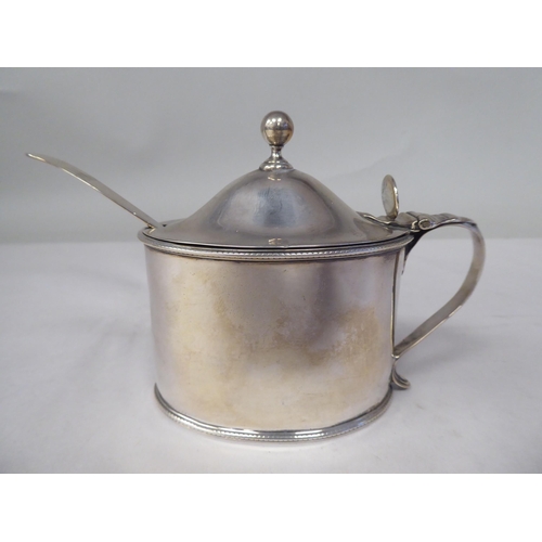 26 - An early 19thC silver oval, bead bordered mustard pot with a hinged, domed lid, thumbpiece, finial a... 