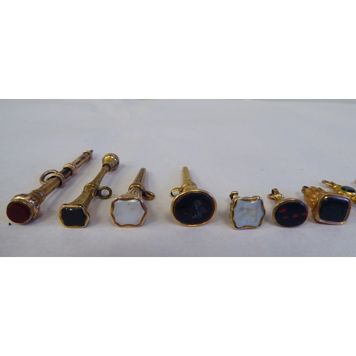 4 - Eighteen antique and variously decorated 9ct and 15ct gold and yellow metal watch keys, pendant fob ... 