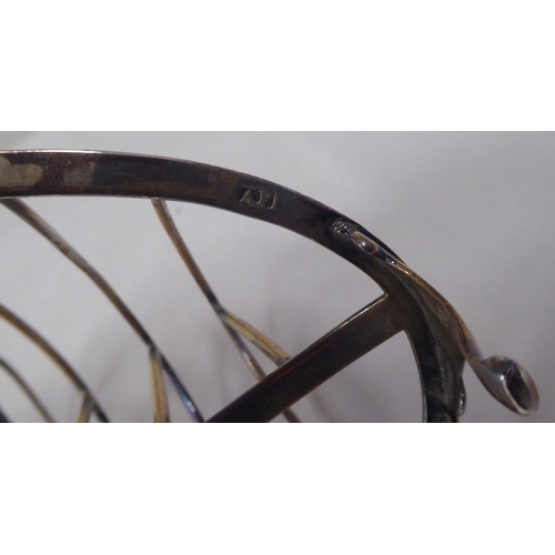 40 - A late George III silver six division toastrack of oval outline with a wire framed superstructure, o... 