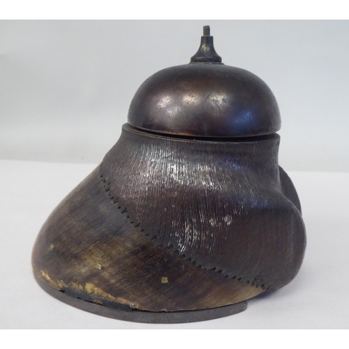 93 - An early 20thC desktop reception bell, fashioned from a horses hoof and overlaid in bronze finished ... 