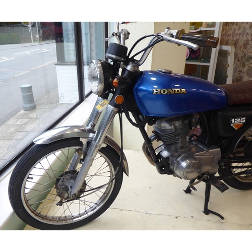 60 - A 1977 Honda CG 125 motorcycle, Historic Vehicle, 124cc petrol engine with blue livery (Vin CG125103... 