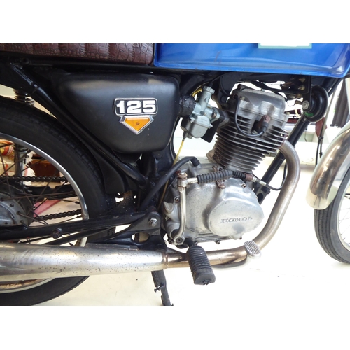 60 - A 1977 Honda CG 125 motorcycle, Historic Vehicle, 124cc petrol engine with blue livery (Vin CG125103... 