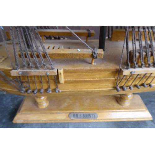 274 - Collectables: to include a set of Edwardian brass postal balance scales with weights; and a vintage ... 