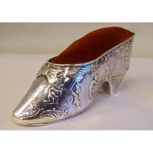 299 - A Dutch silver shoe design pin cushion