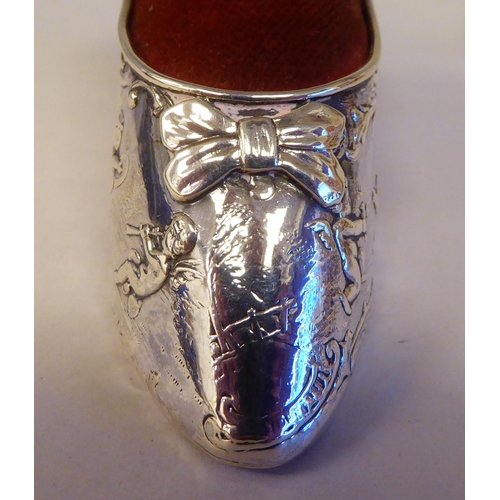 299 - A Dutch silver shoe design pin cushion