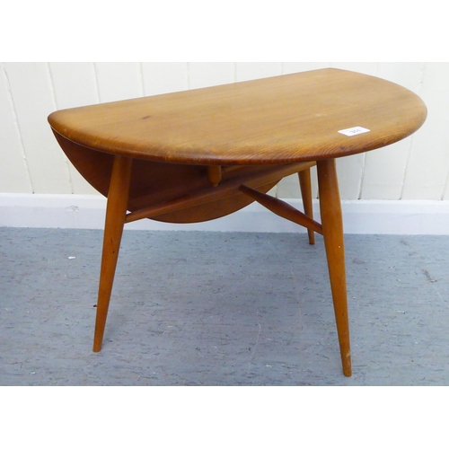 311 - A blonde Ercol elm drop leaf occasional table, raised on turned legs  16