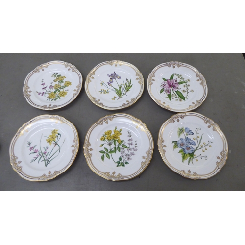 218 - Ceramics: to include Royal Crown Derby china plates; Spode china plates; and Halcion Days enamel box... 