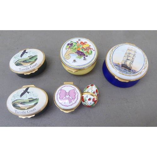 218 - Ceramics: to include Royal Crown Derby china plates; Spode china plates; and Halcion Days enamel box... 