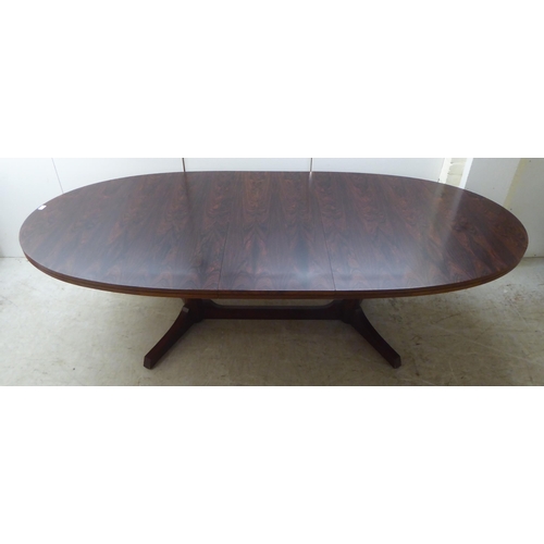 133 - Attributed to Robert Heritage for Archie Shine, a 1960s rosewood extending dining table, comprising ... 