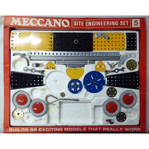 163 - Meccano collectables: to include a magazine anthology 