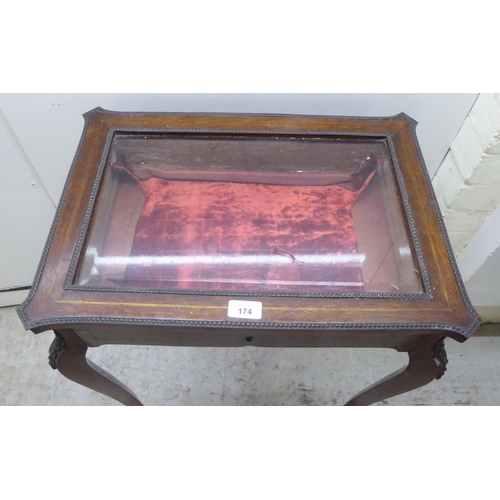 174 - An Edwardian brass inlaid mahogany display table with a glazed hinged lip, raised on cabriole legs&n... 