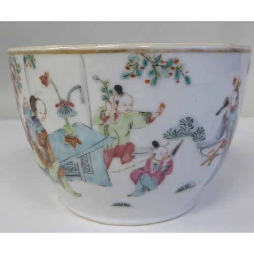 86 - A late 19th/early 20thC Chinese famille rose porcelain bowl and cover, decorated with figures, engag... 