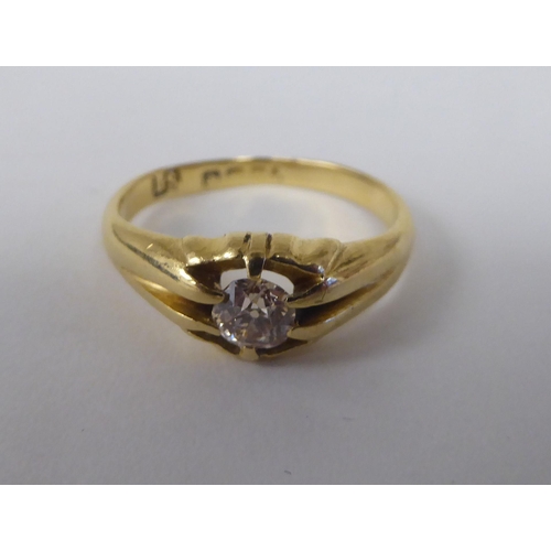 100 - An 18ct gold gentleman's diamond set gypsy ring