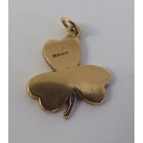 107 - A 9ct gold hardstone set pendant, fashioned as a three leaf clover 