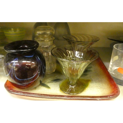 113 - Glassware: to include colourful tableware; and serving plates  mixed sizes