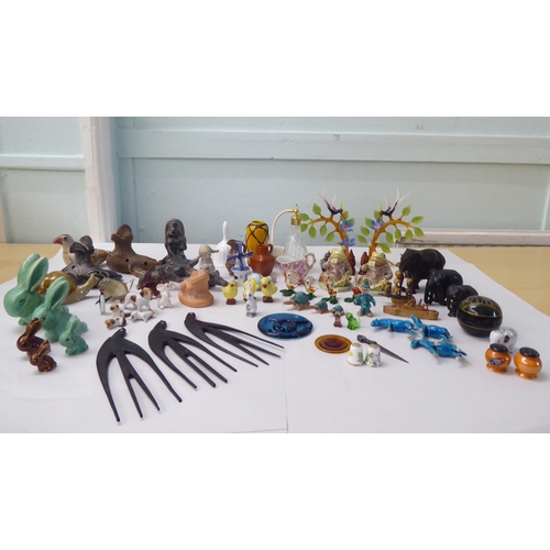 118 - Collectables: to include blown glass ornaments; tourist pottery; and carvings