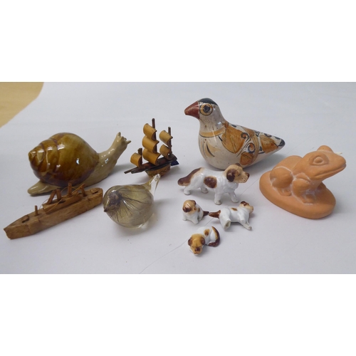 118 - Collectables: to include blown glass ornaments; tourist pottery; and carvings