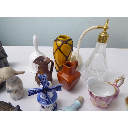 118 - Collectables: to include blown glass ornaments; tourist pottery; and carvings