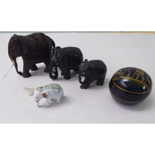 118 - Collectables: to include blown glass ornaments; tourist pottery; and carvings