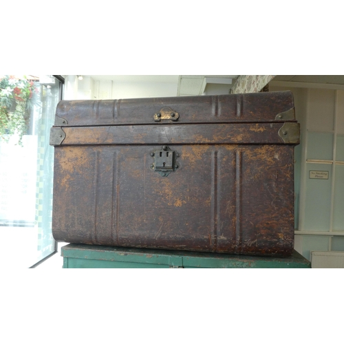 129 - Early/mid 20thC cabin, metal and other trunks  mixed sizes