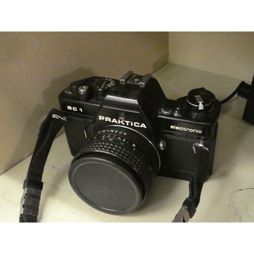 152 - Photography equipment: to include a Fujica ST705W; and a Franka Vario