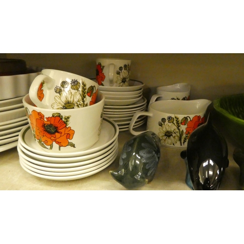 154 - A mixed lot: to include Meakin pottery, Poppy pattern tableware