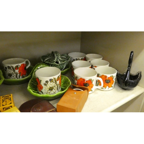 154 - A mixed lot: to include Meakin pottery, Poppy pattern tableware