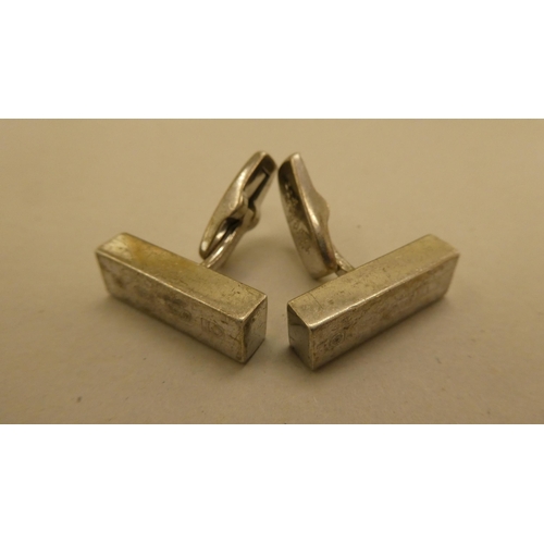 177 - Silver and yellow metal collectables: to include a pair of 9ct gold cufflinks