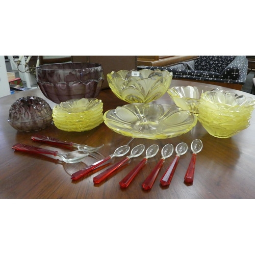 209 - Art Deco inspired and other coloured art glass tableware: to include a fruit bowl  11