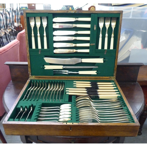 277 - A mid 20thC EPNS and stainless steel canteen, in a contemporary fitted oak case 