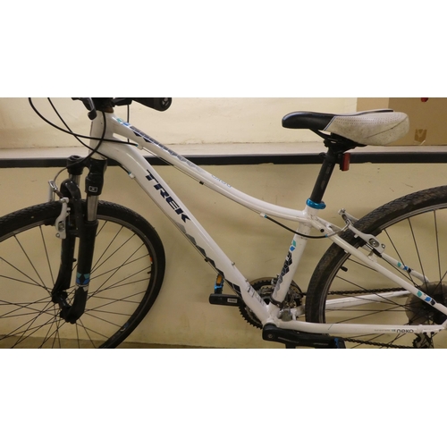 278 - A lady's Trek Neko 24 gear mountain bike with 27