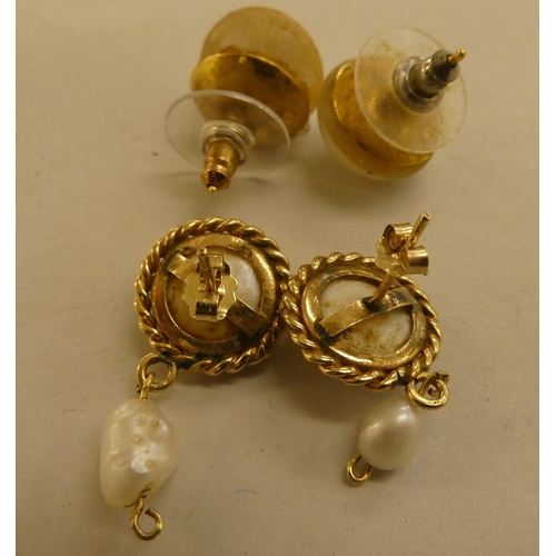 297 - Jewellery: to include an 18ct gold ring, set with seed pearls and two diamond chips 