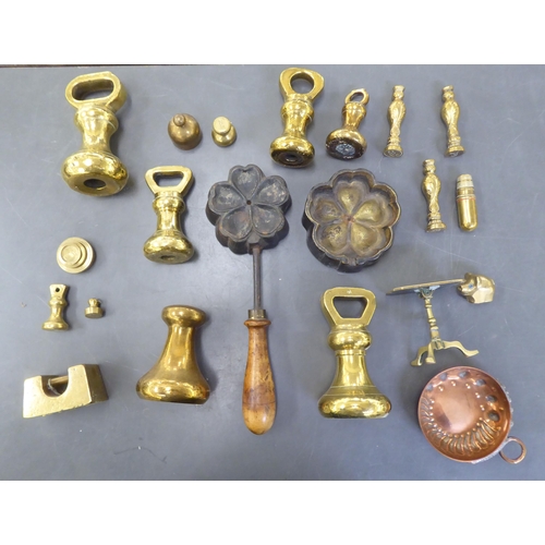 304 - Mainly early 20thC metalware: to include Avery brass scale weights