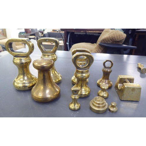 304 - Mainly early 20thC metalware: to include Avery brass scale weights