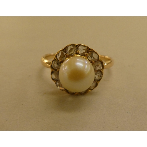 315 - A yellow metal pearl and diamond set cluster ring