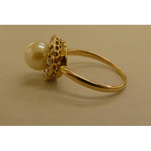 315 - A yellow metal pearl and diamond set cluster ring